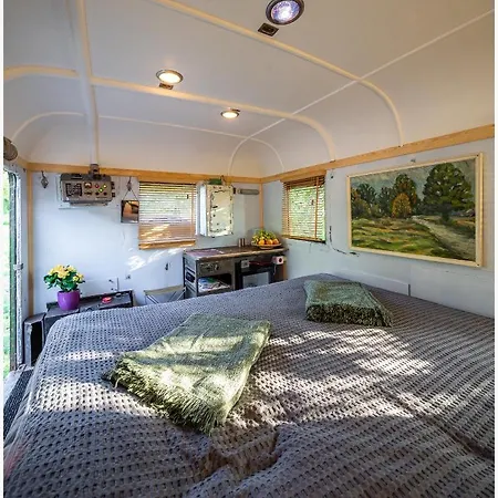 Camping Romantic In Apple Tree Park - Vintage Gaz-63 Nakotne